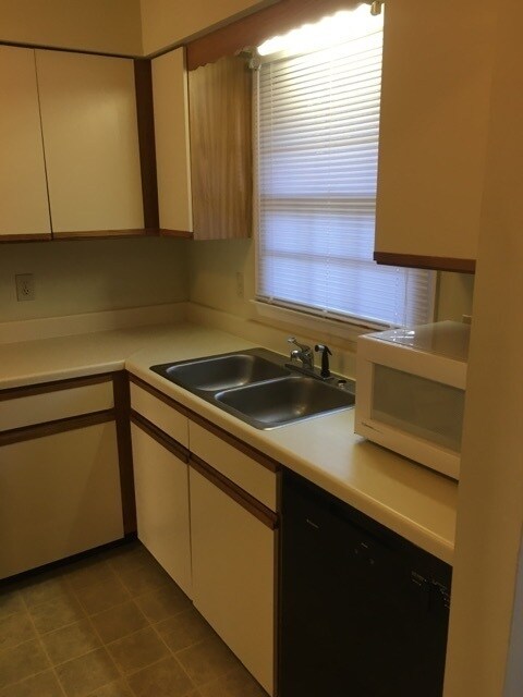 Building Photo - 2bedroom 1.5bath Townhouse Carolina Road $...