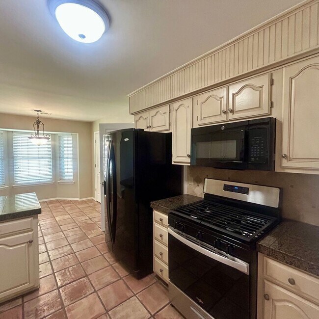 Foto del edificio - Enjoy Coming Home To This Beautiful and Well Maintained Home Close To Shopping, Restaurants & More!