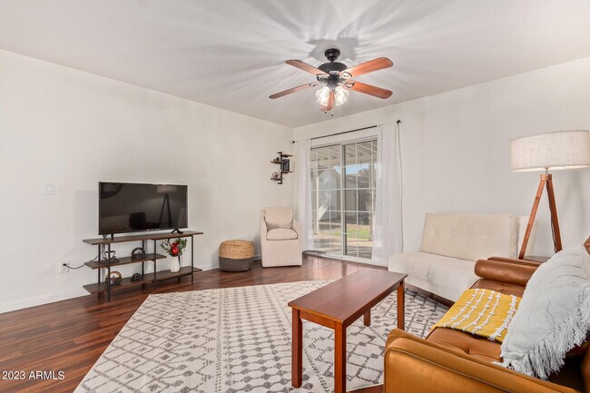 Foto del edificio - 8615 W Lawrence Ln