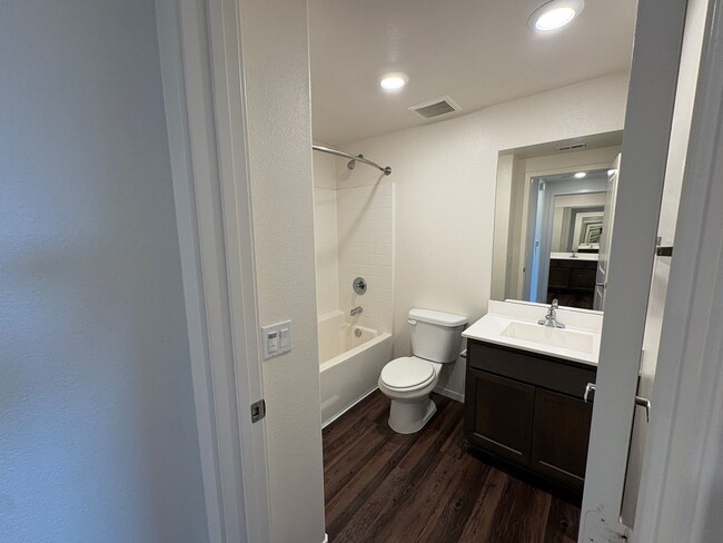 Interior Photo - Mariners Landing