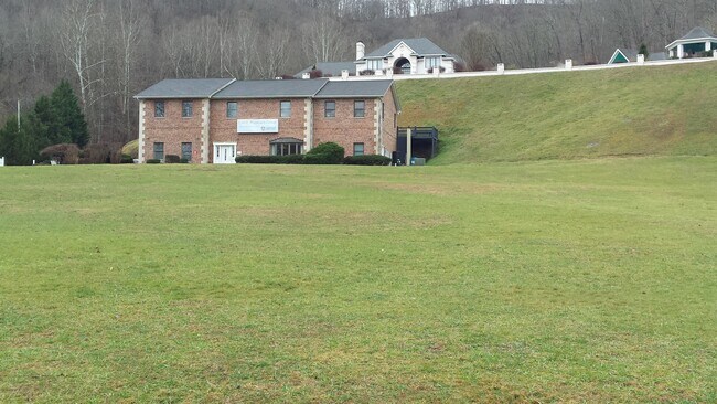 Lujosa propiedad completamente amueblada. Ubicación: 54 Veres Drive, Chapmanville, WV 25508 y patio. - 54 Veres Dr