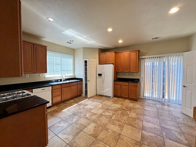 Building Photo - 3 Bedroom and 2.5 Bathroom 2-Story SFH in ...