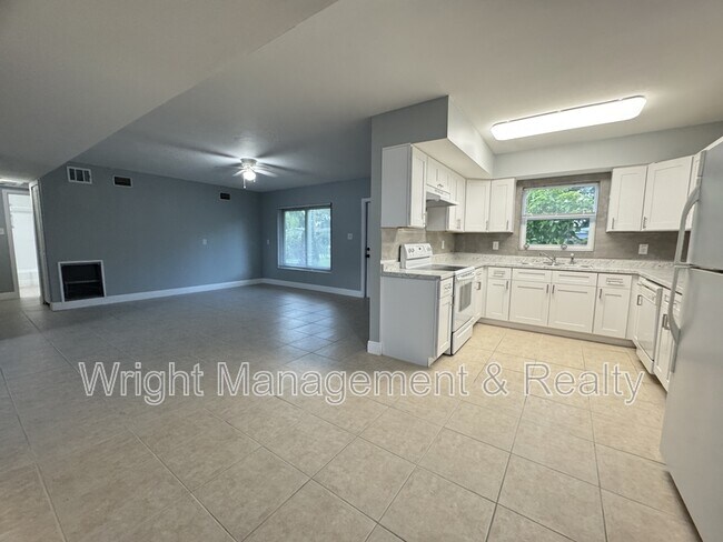 Foto del edificio - 427 Country Club Dr