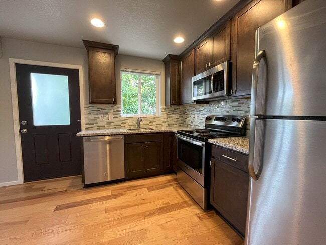 Building Photo - Charming SE Bungalow 3 Bed 2 Bathroom with...