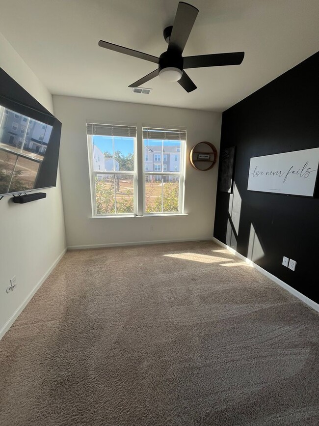 Building Photo - Tri-level Townhome in Foxbank Plantation