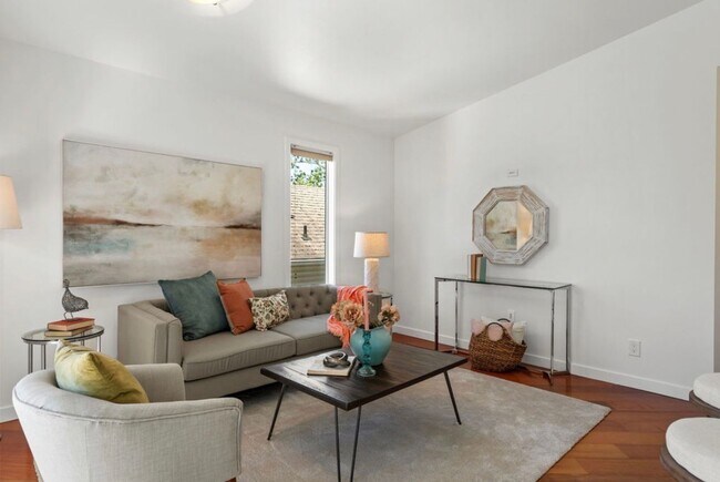 Foto del edificio - Top Floor 2-Bed Condo with Garage Parking