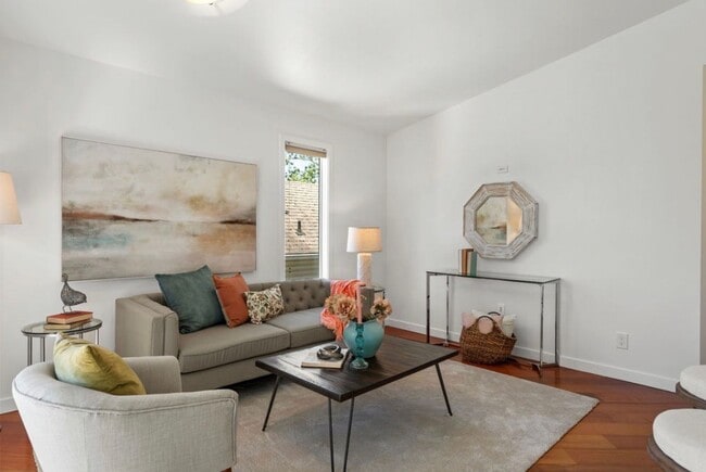Building Photo - Top Floor 2-Bed Condo with Garage Parking