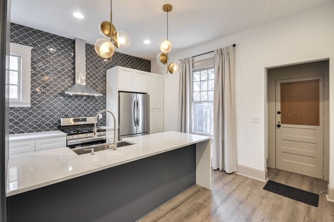Building Photo - $500 Off 1st Month: 1bd/1ba Condo in Midto...