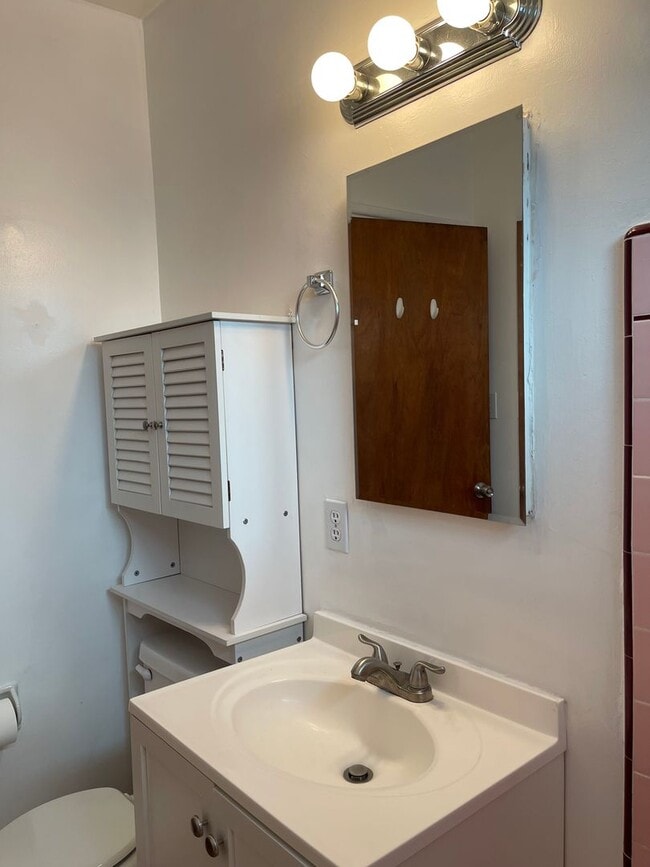 Building Photo - Large 1 Bedroom 1 Bath in Los Feliz!