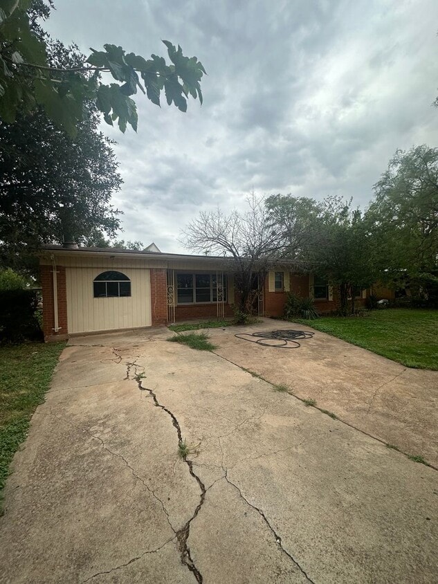 Primary Photo - 401 S Jefferson Dr