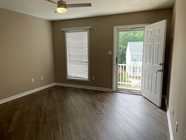 Building Photo - Beautiful 2 bed, 1 full, 2 half bath 2 sto...