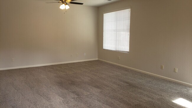 Foto del edificio - PRICE JUST REDUCED, ONLY $2,400 PER MONTH WITH A MOVE IN SPECIAL OF 1/2 OFF THE 1ST MONTH RENT FO...