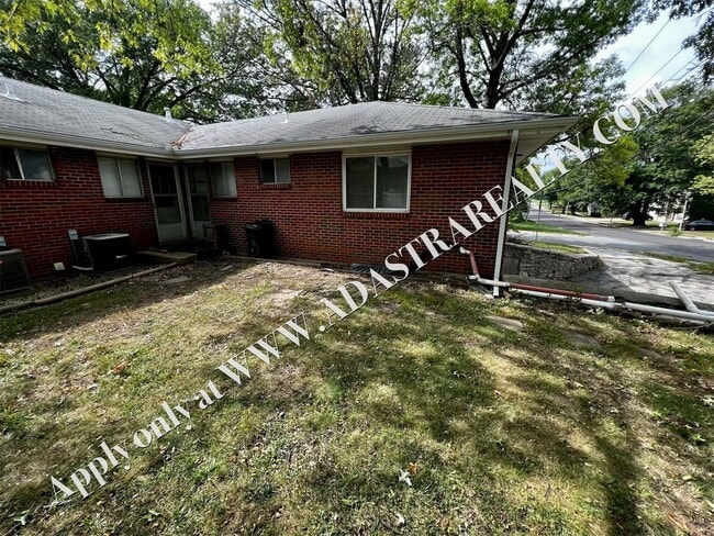 Building Photo - 2 Bed, 1 Bath Duplex in Overland Park-Avai...