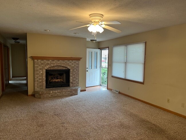 Building Photo - OPEN FLOOR PLAN AVAILABLE NOW!!