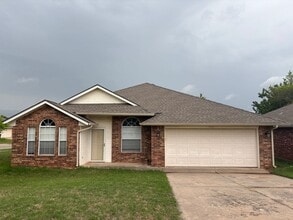 Building Photo - 912 Cavecreek St