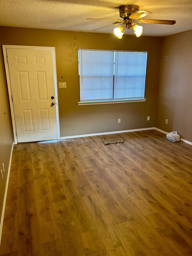 Building Photo - 613 E 16th St