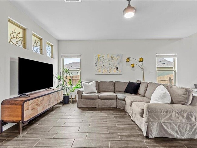 Building Photo - 8201 Daisy Cutter Crossing