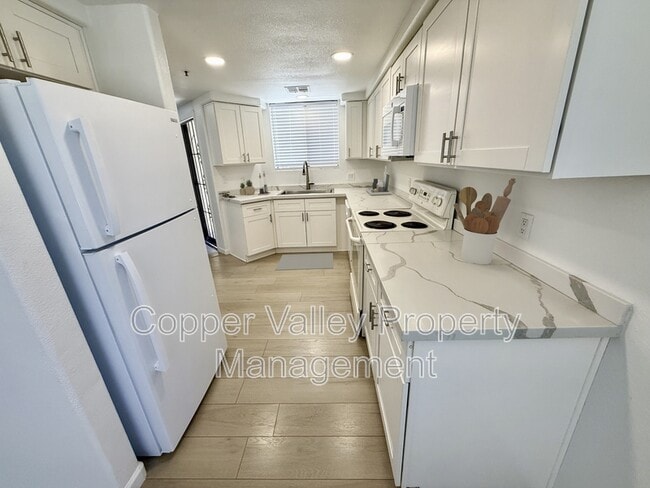Building Photo - 4925 E Desert Cove Ave