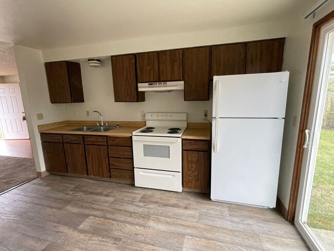 Building Photo - 2081