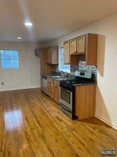 Building Photo - 155 Farnham Ave