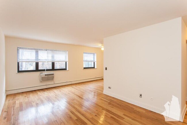 Foto del edificio - 0 bedroom in Chicago IL 60657