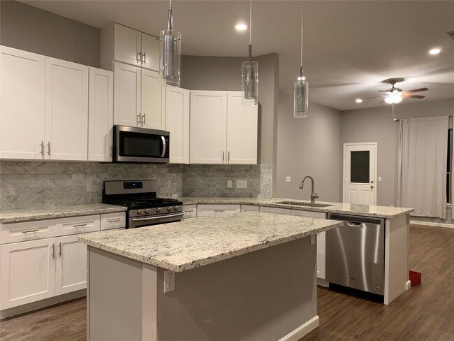 Building Photo - 20814 Medallion Pointe Dr