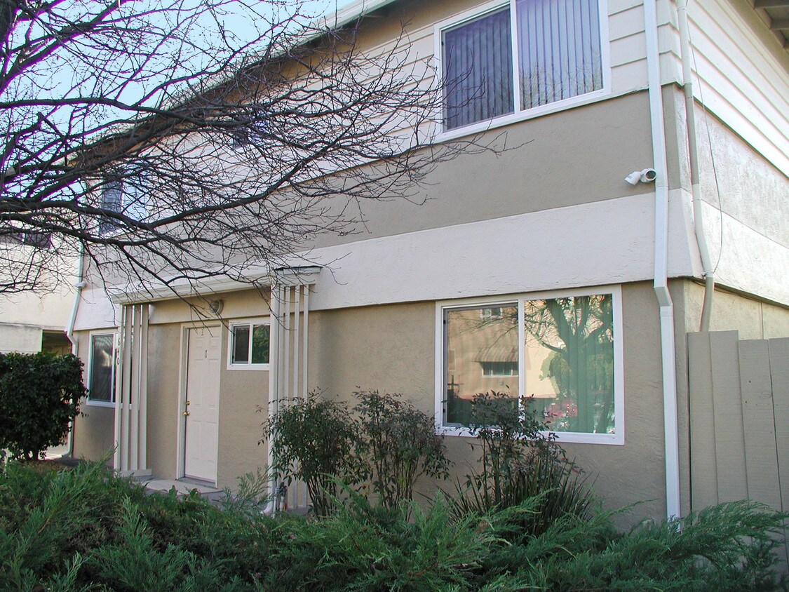 Building Photo - 640 Memorial Way