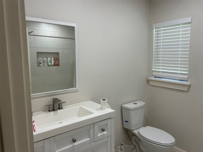 Building Photo - 624 Stevens Ln