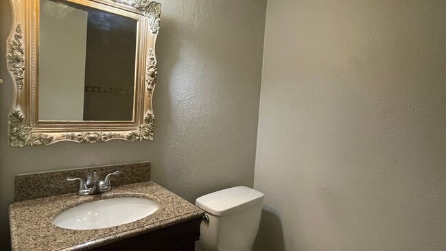 Building Photo - Spacious Townhome in the heart of Irving