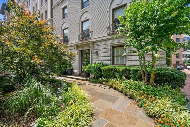 Building Photo - Available Now! 1 Bedroom 1 Bathroom Condo ...