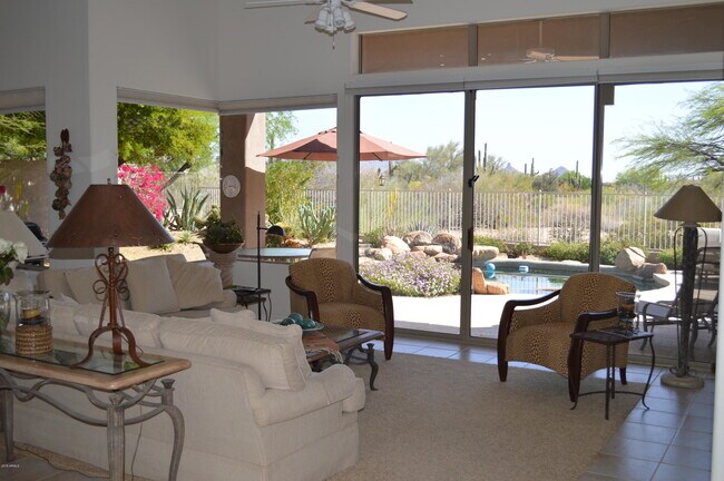 Foto del edificio - 9255 E Broken Arrow Dr