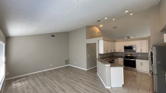Foto del edificio - 3 Bedroom, 2 Bath Single Family Home in Or...