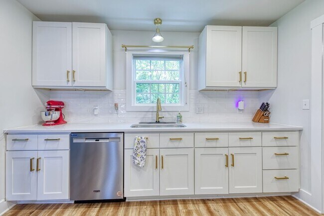 Building Photo - Knoxville 37917 - 2 bedroom 1 bath - call Xavier Garcia 865-333-0726