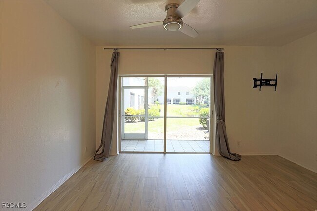 Foto del edificio - 10039 Poppy Hill Dr