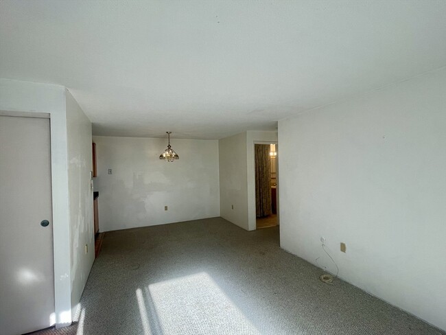 Building Photo - 9 Village Rock Ln