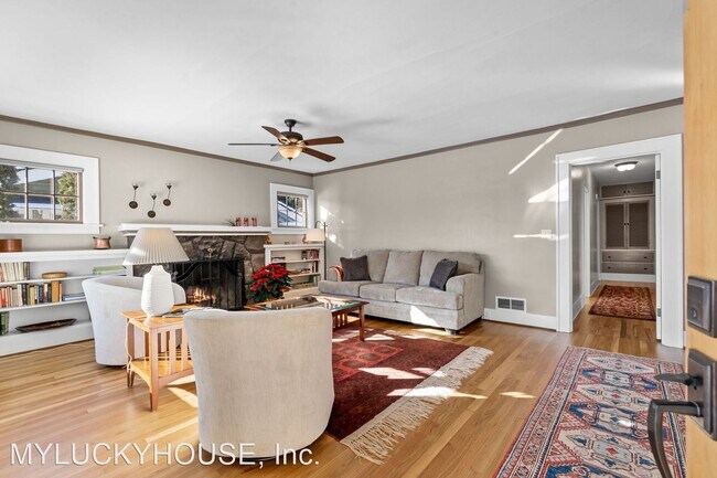 Building Photo - 3 br, 2.5 bath House - 711 NW Broadway Street
