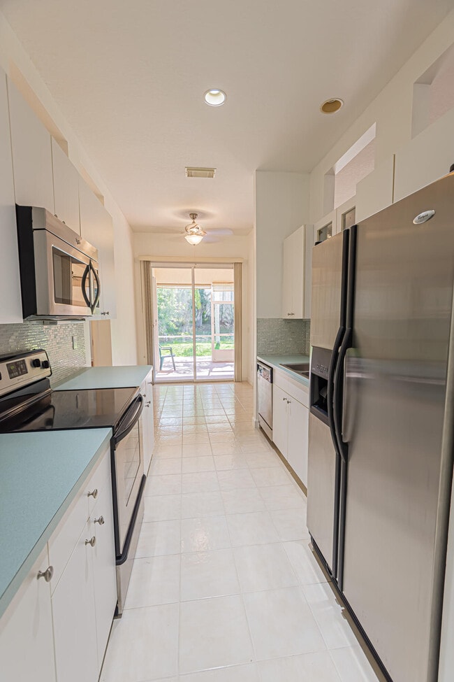 Building Photo - 562 SW New Castle Cove