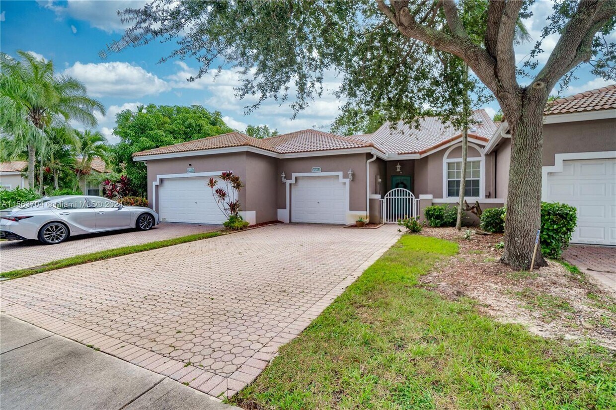 Primary Photo - 2500 E Aragon Blvd