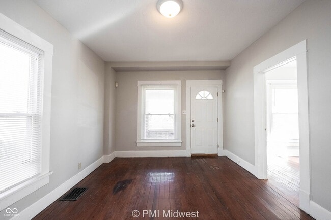 Building Photo - 323 W 40th St