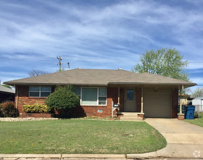 Building Photo - 2209 Maple Dr