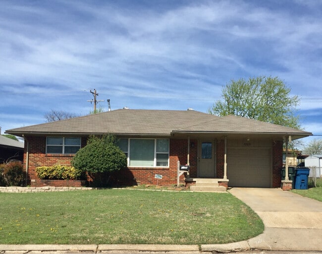 Photo - 2209 Maple Dr House