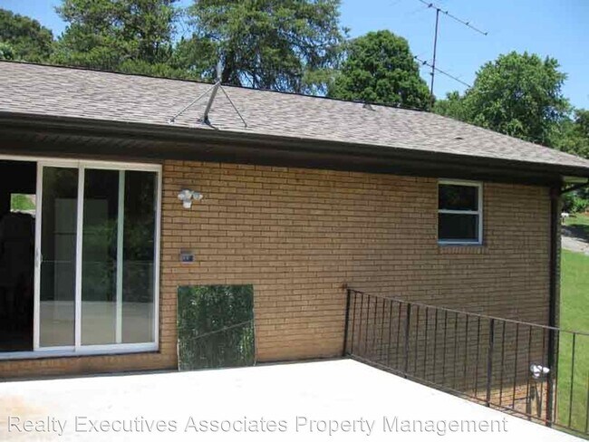 Building Photo - 440 Cherokee Heights Dr
