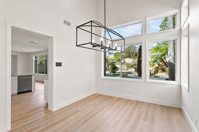 Building Photo - Gorgeously Upgraded 4 Bedroom Pool Home in...