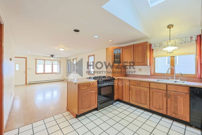 Building Photo - 35 Riverside Dr