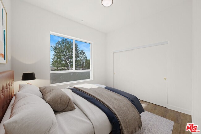 Foto del edificio - 7411 Artesia Blvd