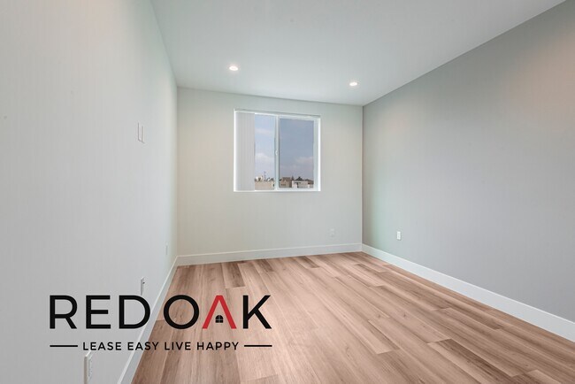 Foto del edificio - Beautiful, Two Bedroom with a Stunning, Mo...