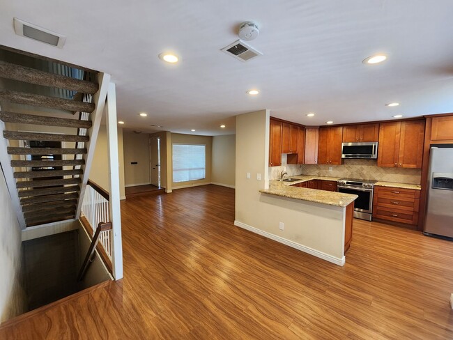 Foto del edificio - San Carlos - Fully Remodeled - Two Story T...