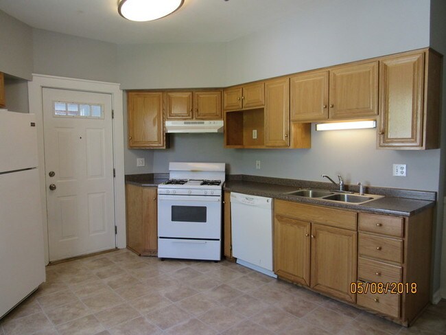 Building Photo - Spacious 2BD+ Duplex in Willoughby!