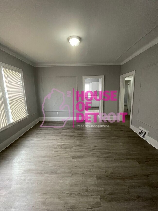 Building Photo - 5 BEDROOM | 2 BATHS | FREE PRE SCREEN
