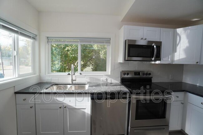 Building Photo - 1724 6th St S